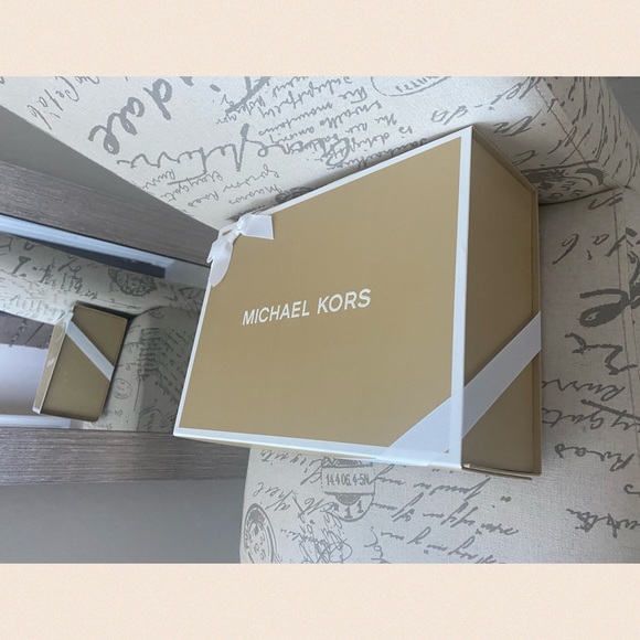 ⭐️MICHAEL KORS⭐️Authentic Gift Box & Bow - Picture 3 of 8